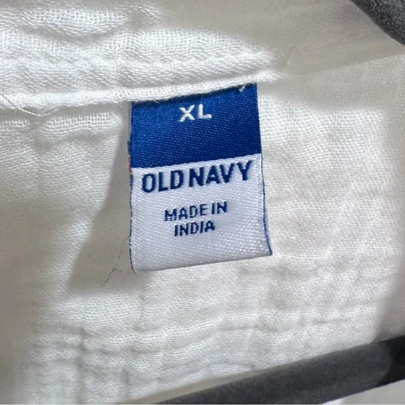 Old Navy
Crinkle Gauze Loose Button-Down Shirt
XL | White Lilies - Picture 5 of 6